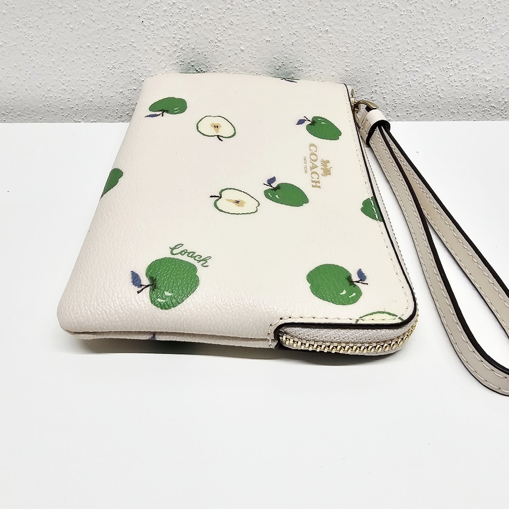 Coach Corner Zip Wristlet Green Apple Print D2178. Retails $78 - Picture 9 of 12
